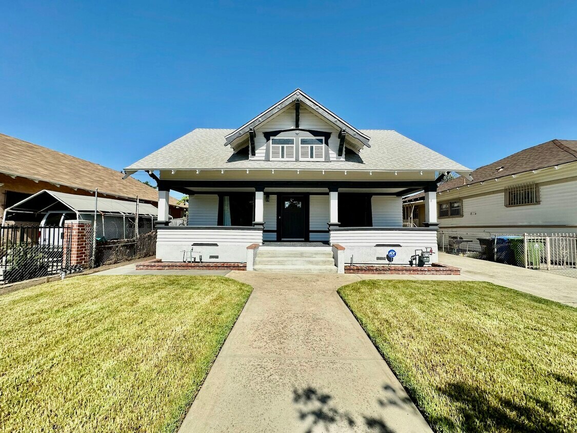Foto principal - 3022 S La Salle Ave