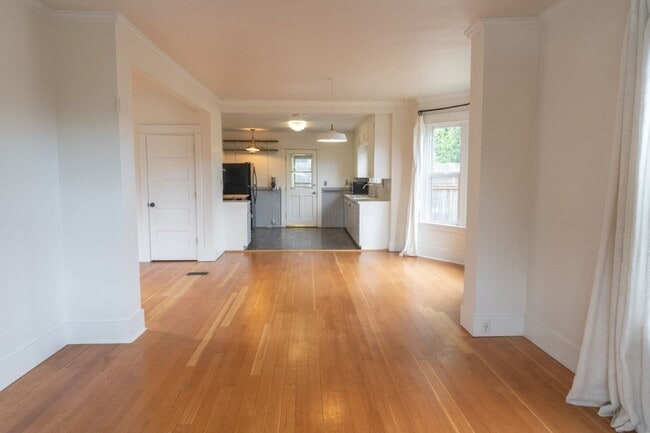 Building Photo - 4Bd/2.75Ba Seattle House