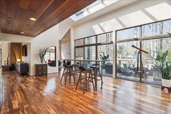Building Photo - Uniquely located, and beautifully appointe...