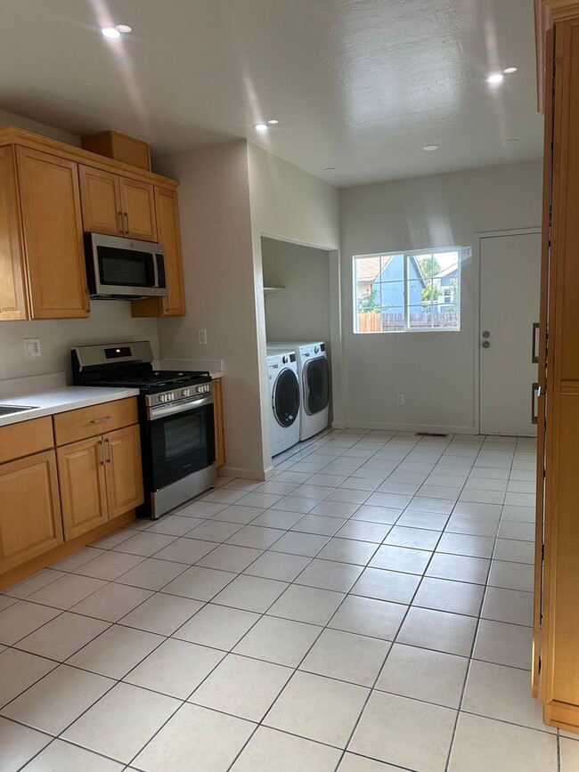Building Photo - Charming & Cheery 3-Bedroom Duplex in Old ...