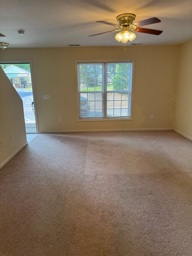 Building Photo - $1,150 | 2BR/1.5BA End Unit Townhouse – Sp...