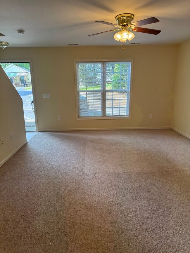 Foto del edificio - $1,150 | 2BR/1.5BA End Unit Townhouse – Sp...