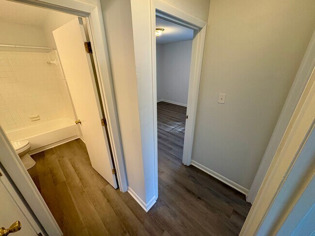 Foto del edificio - 2 Bedroom, 1 Bath Duplex Located in the Ce...