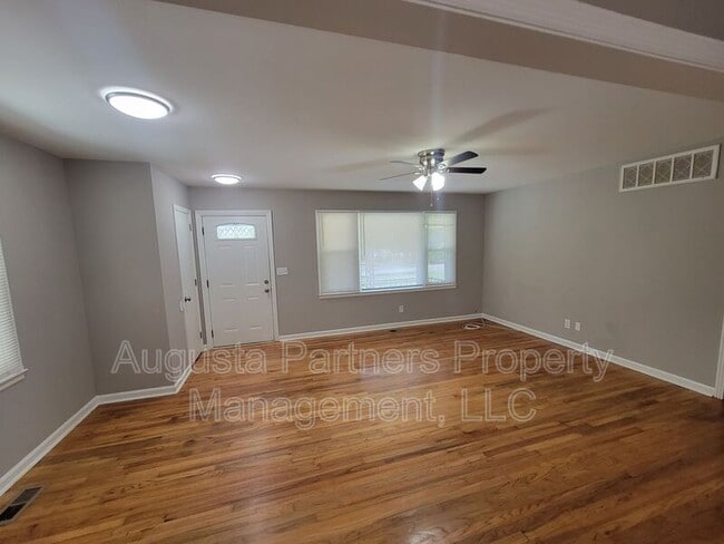 Foto del edificio - 3310 Emerson Dr