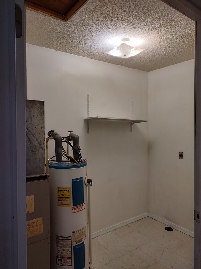 laundry room - 5207 N Pierson St
