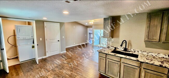 Foto del edificio - Nice Updated 3 Bed, 1 Bath in KCK-Availabl...
