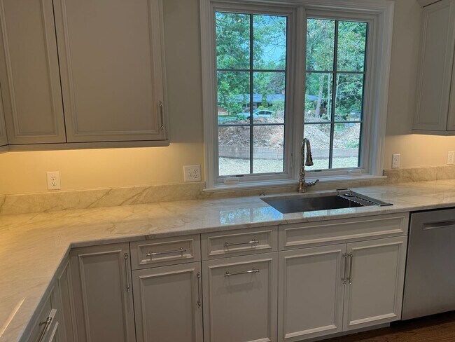 Foto del edificio - Fully Renovated 3 Bedroom on Biltmore Fore...