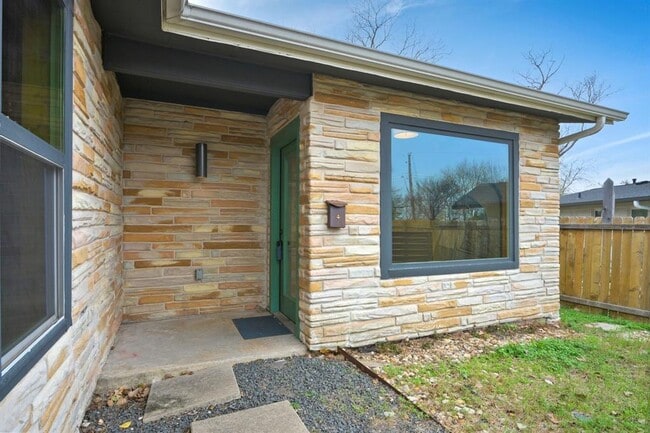 Building Photo - 2903 Pecan Cir