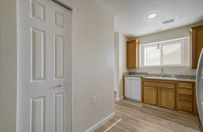 Foto del edificio - Great two bedroom, one bath near airport. AVAILABLE BEGINNING 6/17/26