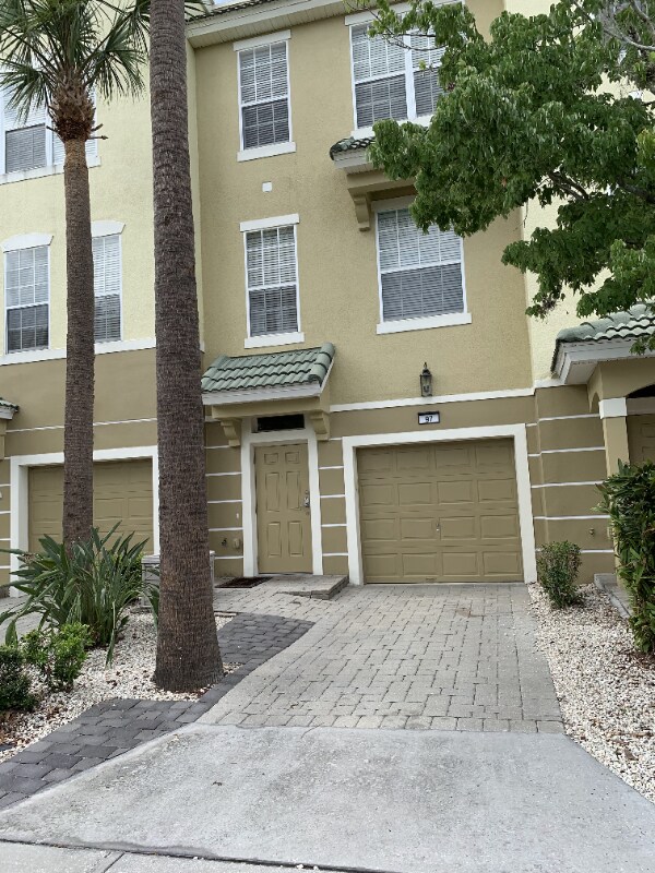 Foto del edificio - 8012 Cool Breeze Dr