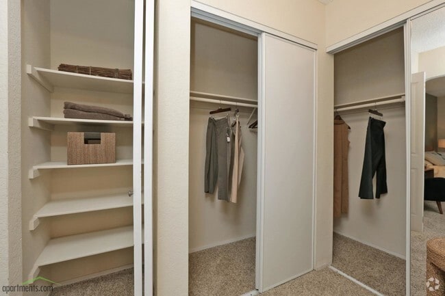 Closet - Allanza at The Lakes