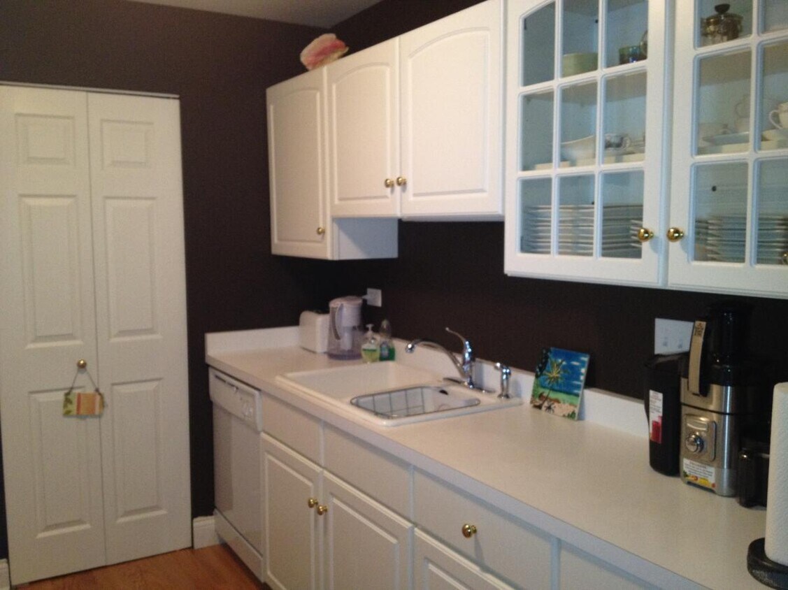 Kitchen - 800 N Lakeside Dr