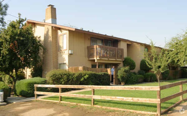 Building Photo - North Chestnut 6 Plex