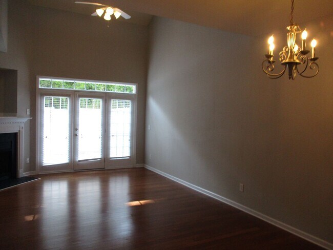 Foto del edificio - APPLICATIONS PENDING-Pretty 3 Bedroom Town...