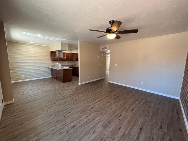 Foto del edificio - 3960 E Flower St