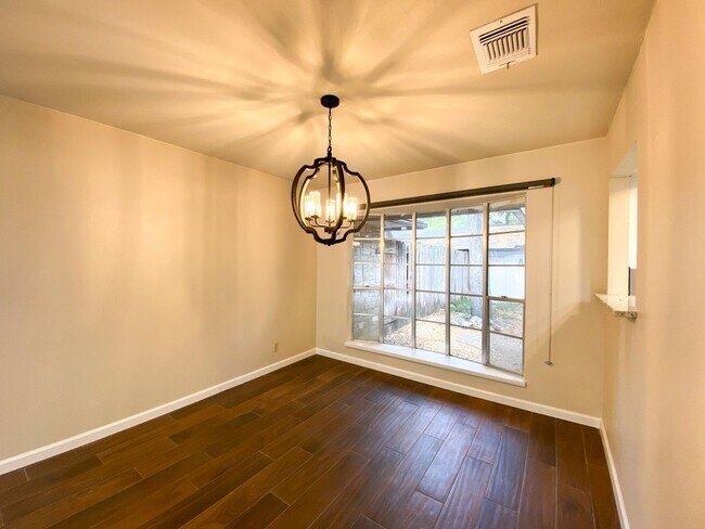Foto del edificio - WHISPERING OAKS RARE FIND 3 BD/2 BA AVAILABLE APRIL 7TH!