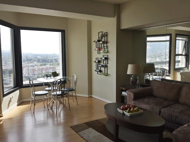 Foto del edificio - 6363 Christie Ave