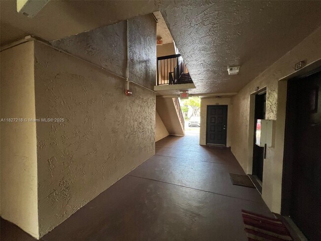 Foto del edificio - 4581 W McNab Rd