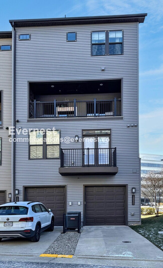 Building Photo - 3 Bed/2.5 Bath Townhome with Garage / Pet-Friendly / Available Soon!