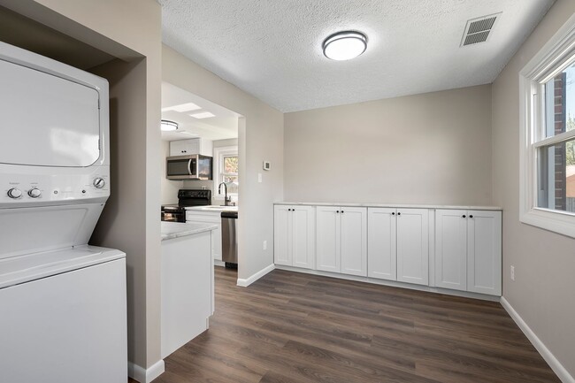 Foto del edificio - 3-Bedroom Home with Spacious Living and a ...