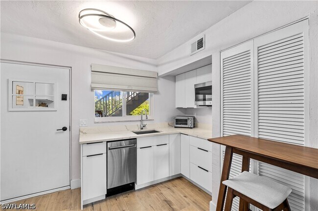 Foto del edificio - 377 Vanderbilt Beach Rd
