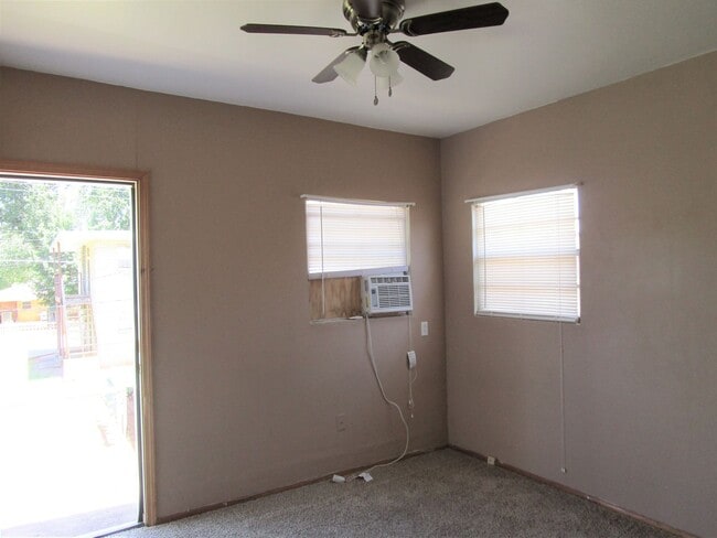 Building Photo - Super Cute & Clean!