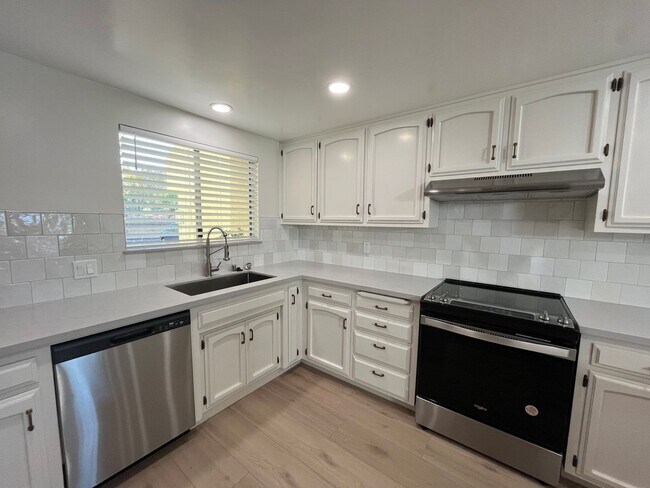 Building Photo - Updated 2 story Condo in Central Location ...