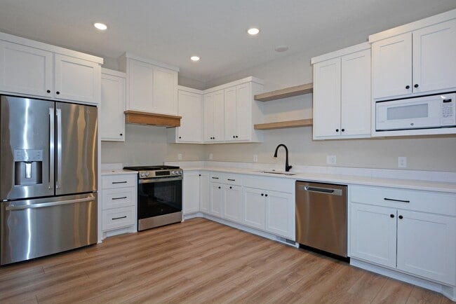 Building Photo - New Construction Townhouse Available Now in Roseville!