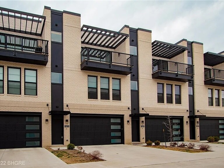 Primary Photo - 1371 Keosauqua Way