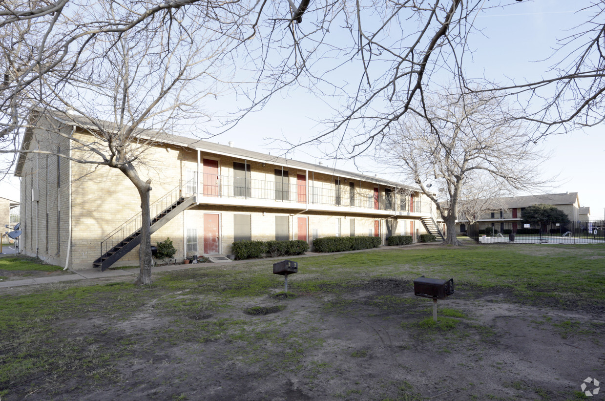 Primary Photo - Bridle Path Apartments