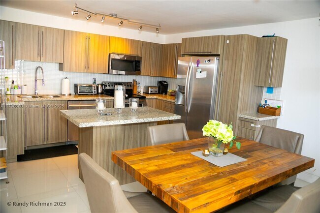 Foto del edificio - 600 NE 36th St