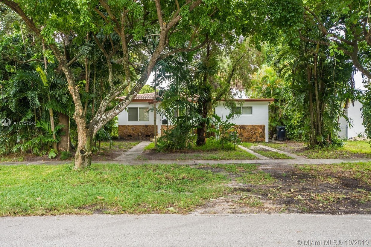 6300 NW 41st St Virginia Gardens, FL 33166 Alquileres en Virginia