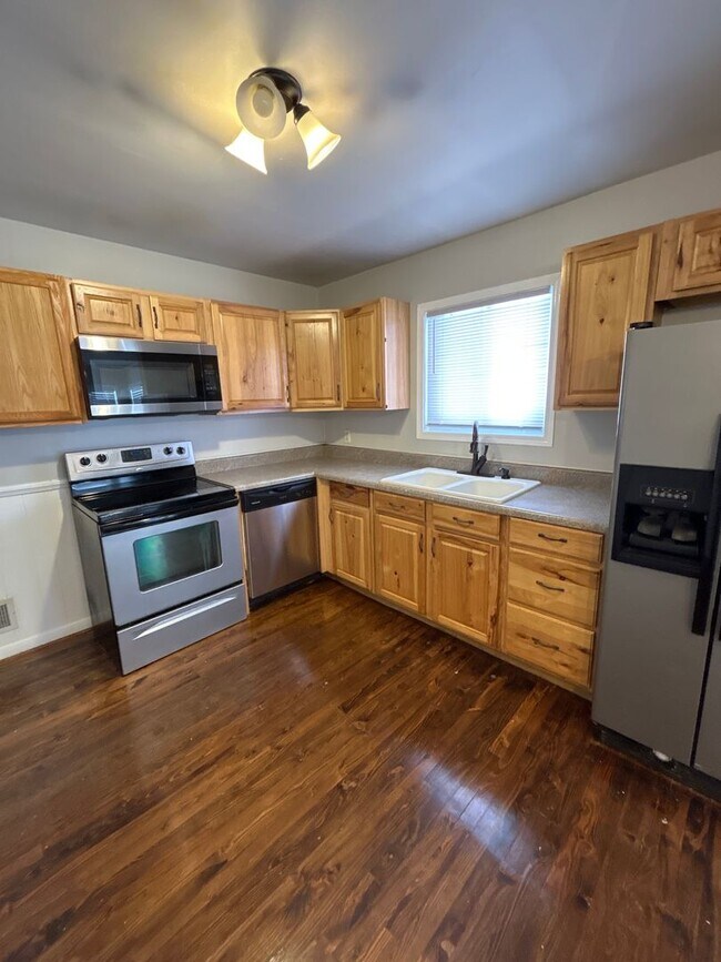 Foto del edificio - 3 BR 2 BA House with Garage