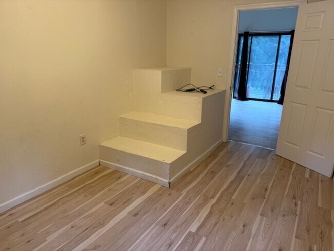 Foto del edificio - 3-Bedroom, 1-Bathroom Home on 2 Acres in A...