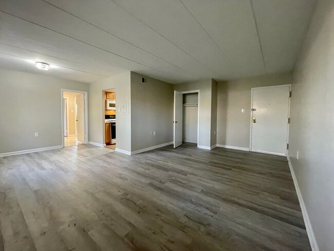 Building Photo - Leesburg Condo: 2 BD / 1 FB new floors/pai...