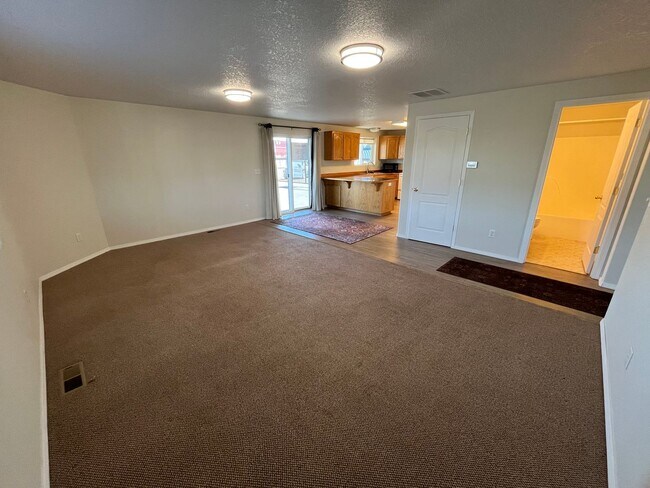 Foto del edificio - Spacious Single Level 1-bdr, 1-bath in Sisters! ***OWNER PAYS UTILITIES***