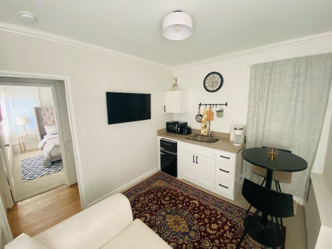 Foto del edificio - 7403 Outlook Ave