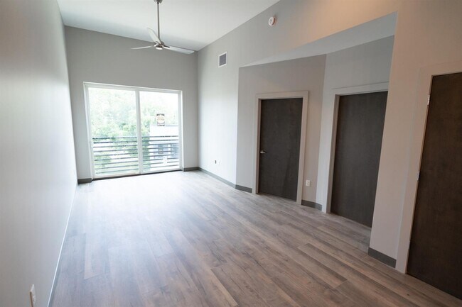Foto del edificio - 576 E Third St