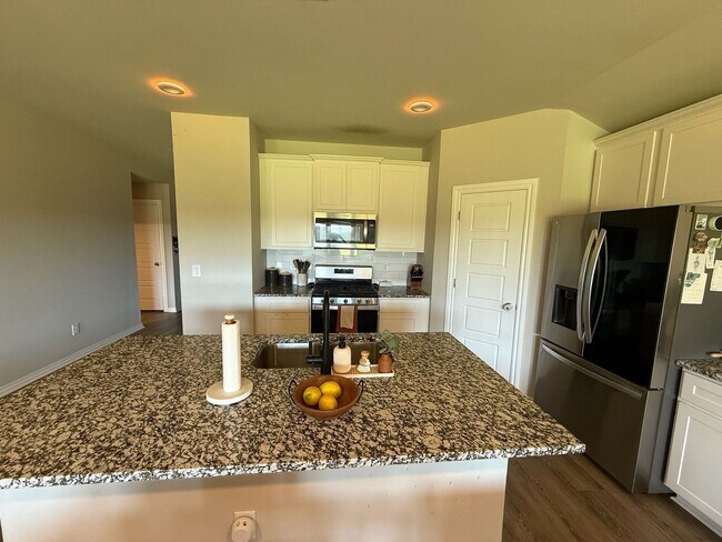Foto del edificio - Spacious 4 Bed, 2 Bath Home with Modern Up...