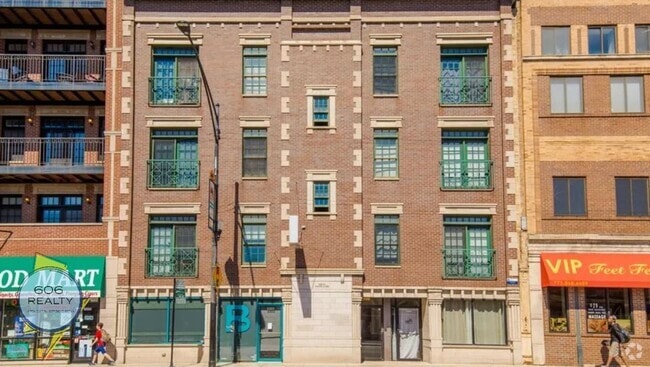 Building Photo - 3349 N Clark St