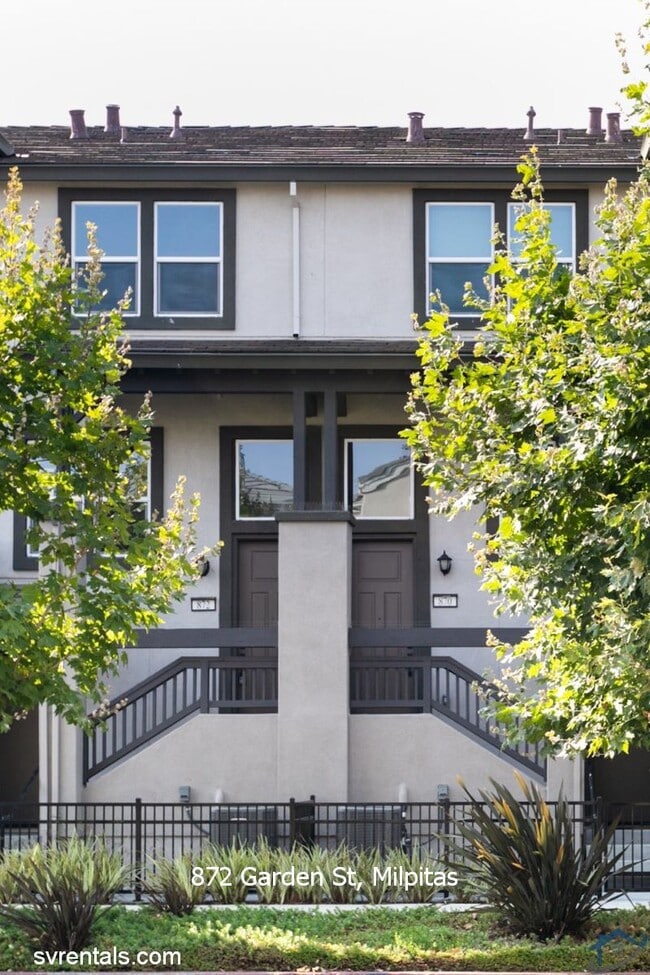 Building Photo - 872 Garden St