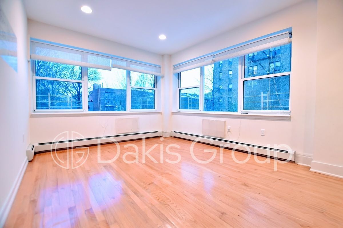 Foto principal - 25-44-44 Crescent St