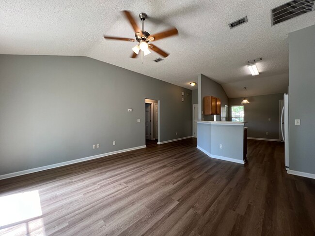 Building Photo - ** COMING SOON ** FENCED Three Bedroom in Watermill