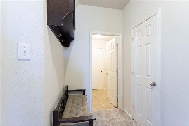 Foto del edificio - 5 bedroom with game room, balcony, covered...