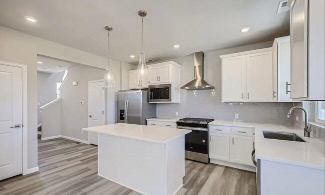 Foto del edificio - Stunning South-Facing Home with Mountain Views & Modern Finishes!
