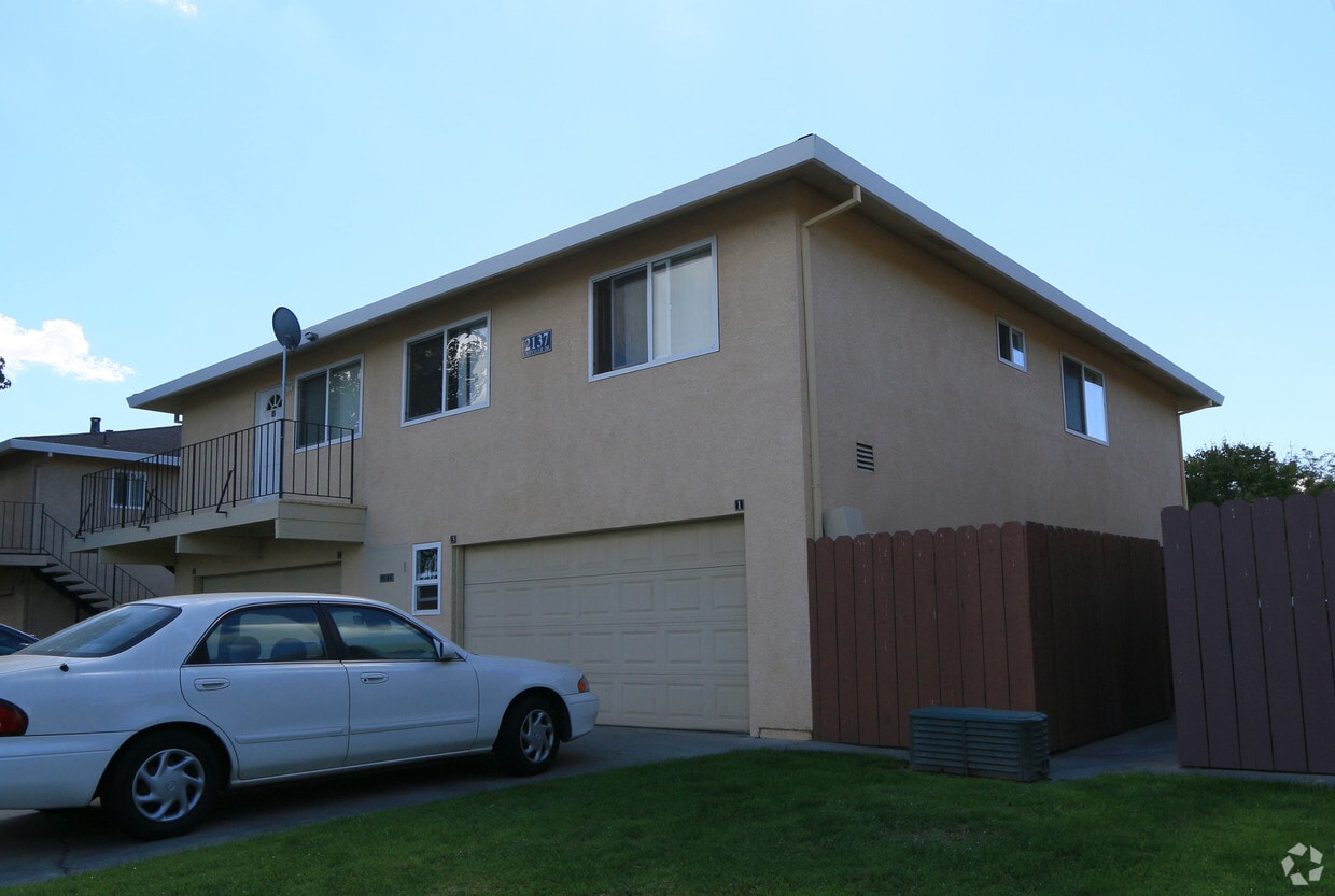 Building Photo - 2137 Chrysler