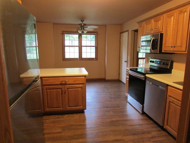 Building Photo - 2202 Pinehurst Dr