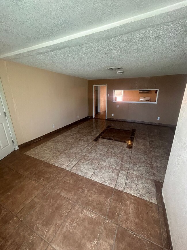 Building Photo - Spacious 3 bed/1 bath available in McFarla...