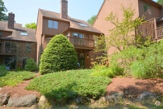 Building Photo - 3 Lakeview Pl