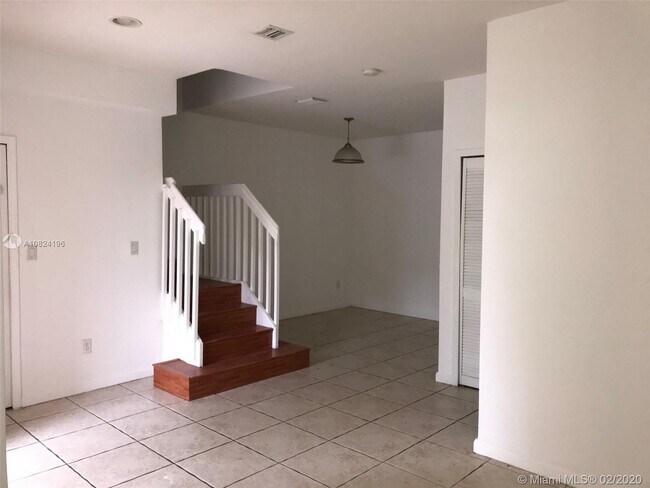 Building Photo - 1410 SE 26th Ct